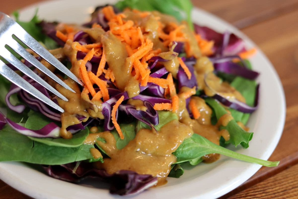 EASY TO MAKE SPICY PEANUT SALAD DRESSING || JUST LIKE THE THAI RESTAURANT MAKES