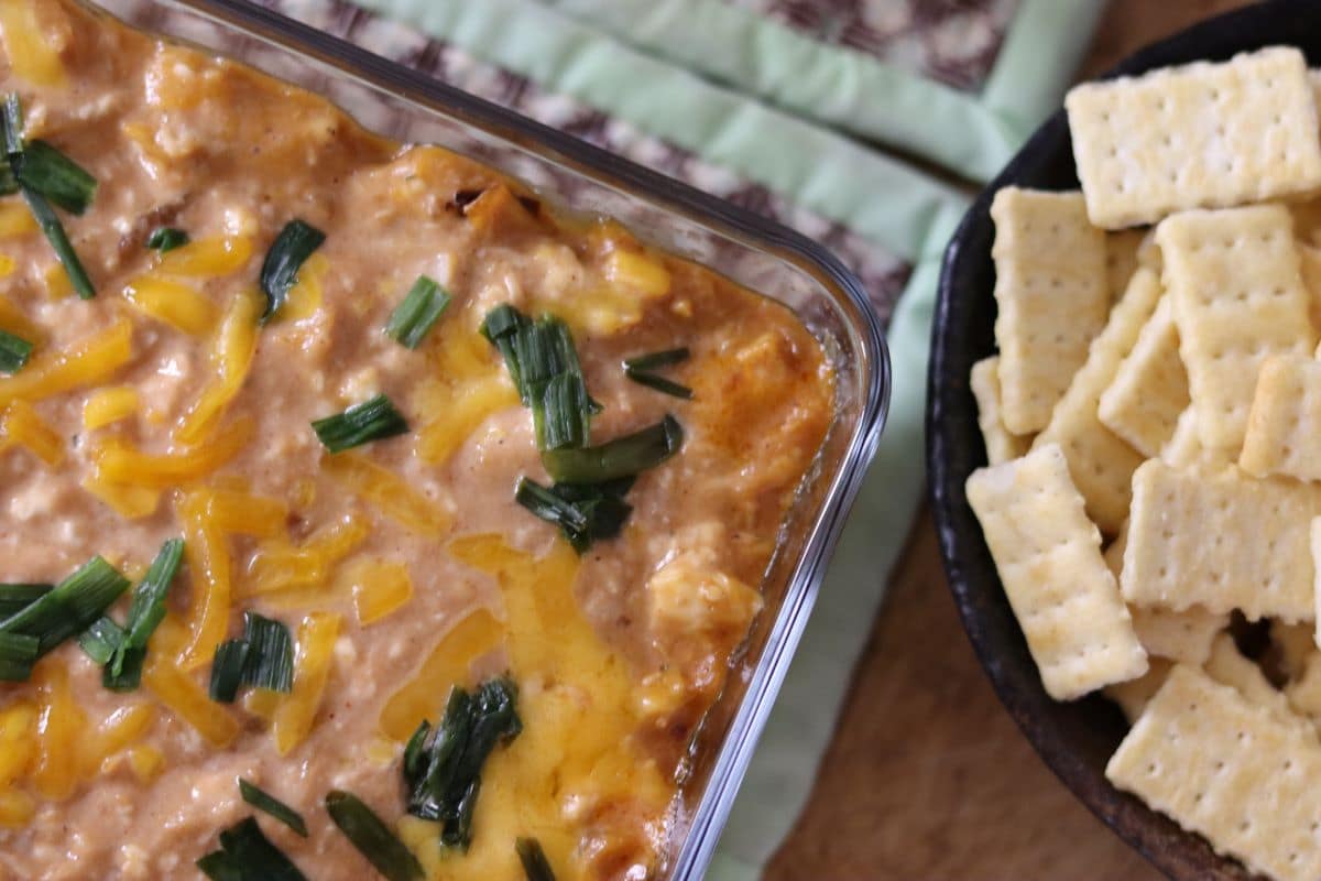 honey bbq chicken dip with crackers