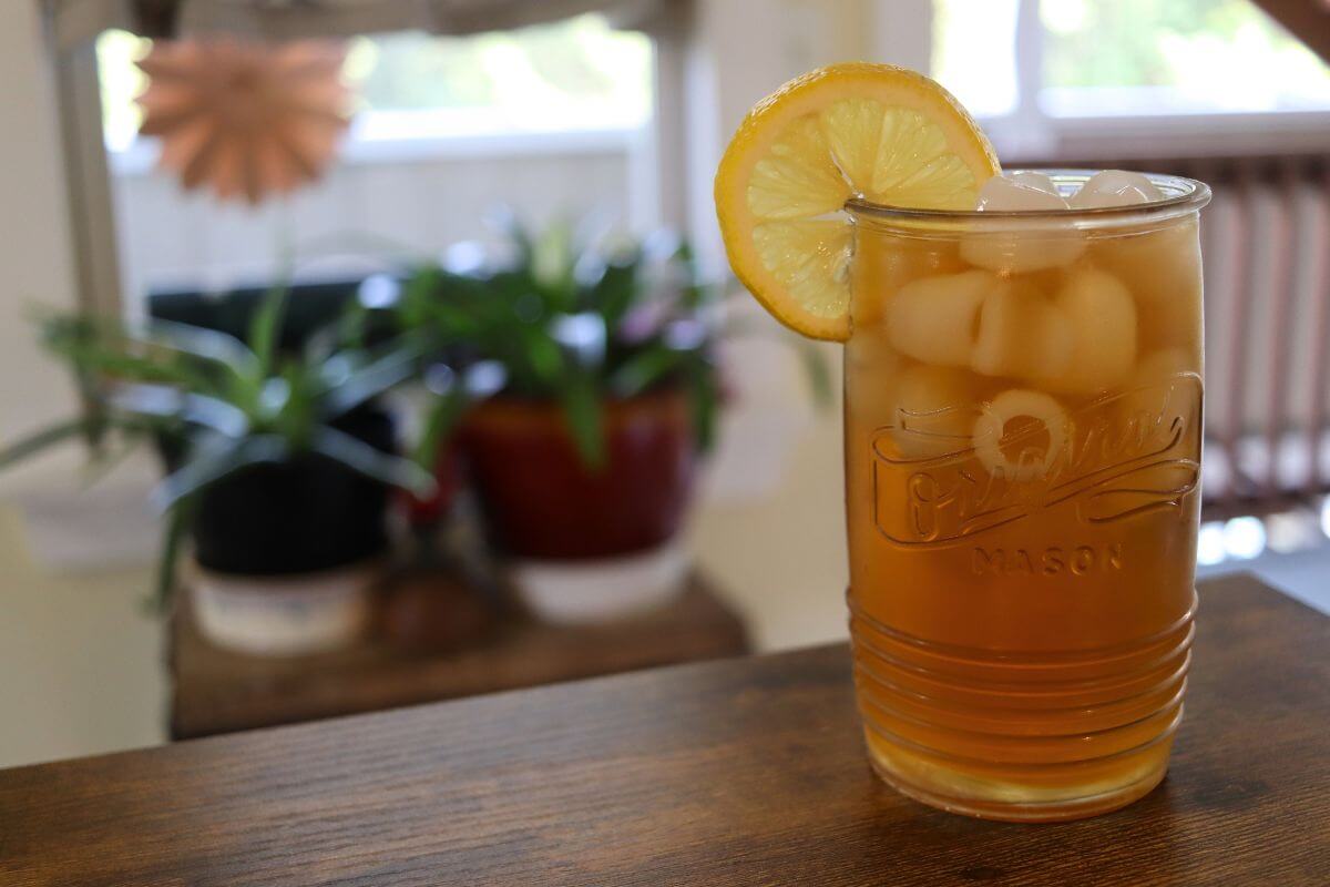 Iced Arnold Palmer in a glass garnished with a lemon slice.